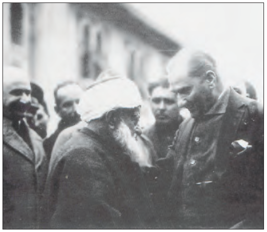 Atatürk, Amasya’da Müftü Abdurrahman Kâmil Efendi ile birlikte (1930)