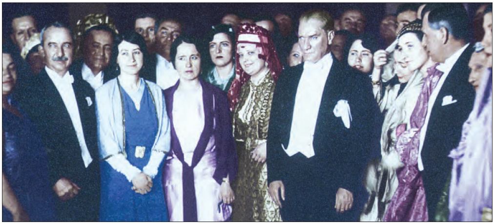 Atatürk, Ankara Palas’ta düzelenen cumhuriyet balosunda (1929)