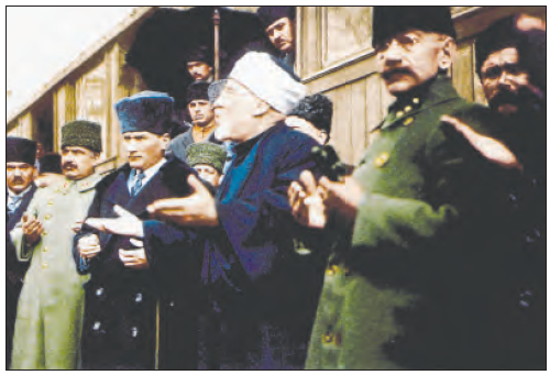Atatürk, İzmir dönüşü Uşak’ta karşılanışı sırasında dua ederken (1923)