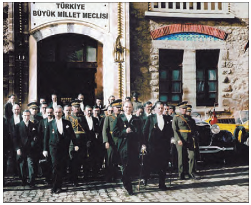 Mustafa Kemal, TBMM’den çıkarken (1930)