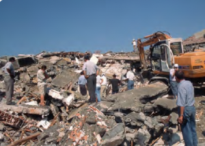Görsel 2.32 Gölcük'de meydana gelen deprem felaketi (1999)