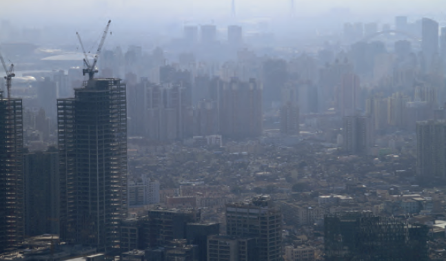 Görsel 4.11 Atmosfer; hızlı nüfus artışı, kentleşme ve sanayileşme nedeniyle kirlenmektedir (Şangay-Çin).