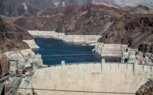 Görsel 4.12 İnsanlar barajlar yaparak akarsulara müdahale ederler (Hoover Barajı-ABD).