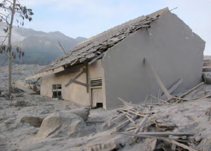 Görsel 4.13 Merapi Volkanı'nın neden olduğu çamur akıntısıyla büyük zarar gören bir ev (Endonezya)
